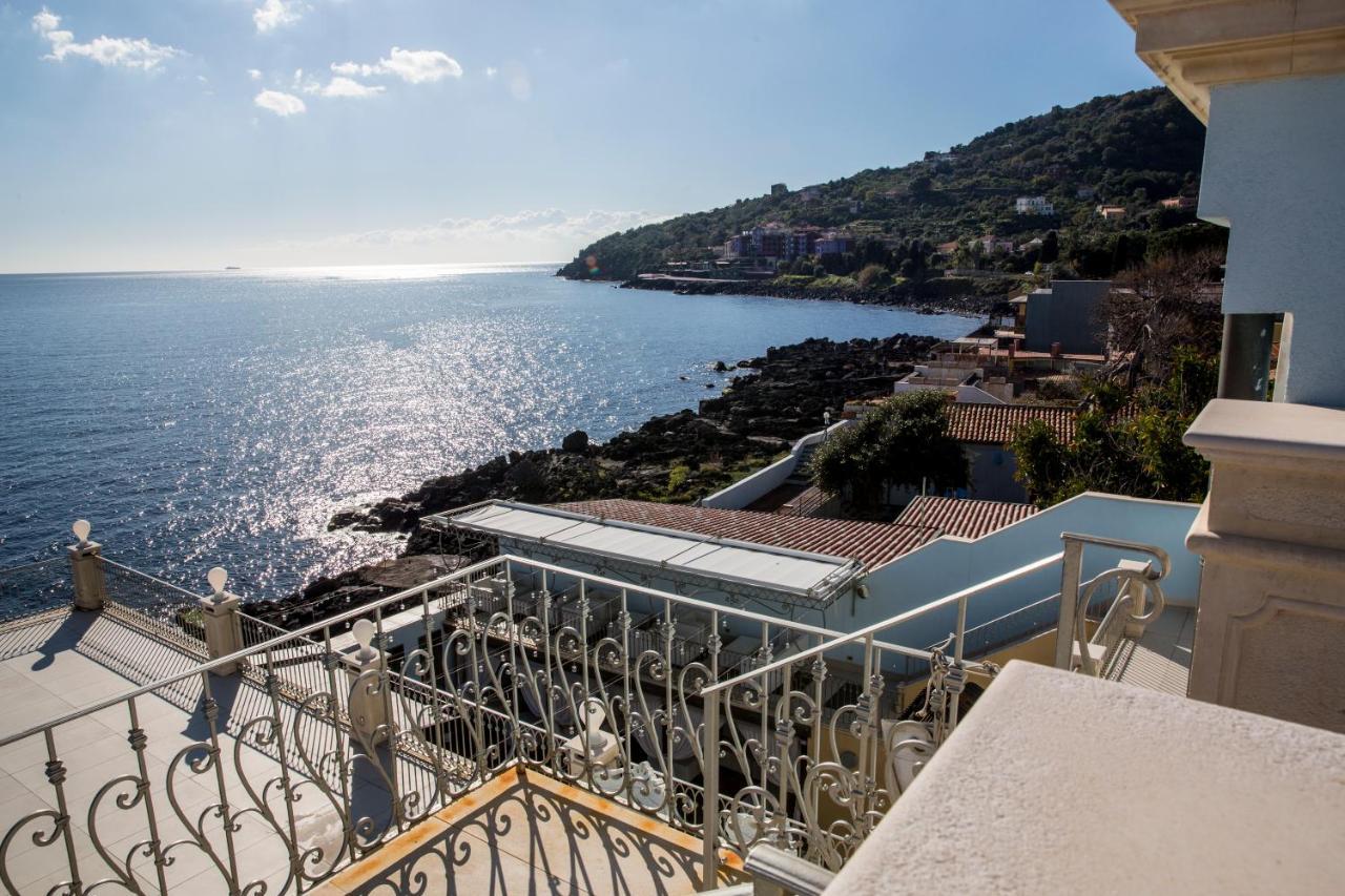 B&B Acireale - Il Cavalluccio Marino Fronte Mare Exterior photo