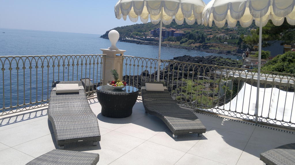 B&B Acireale - Il Cavalluccio Marino Fronte Mare Exterior photo